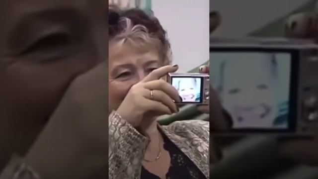 бабушка фоткает сама себя на фотоаппарат ( 4к 60 фпс)