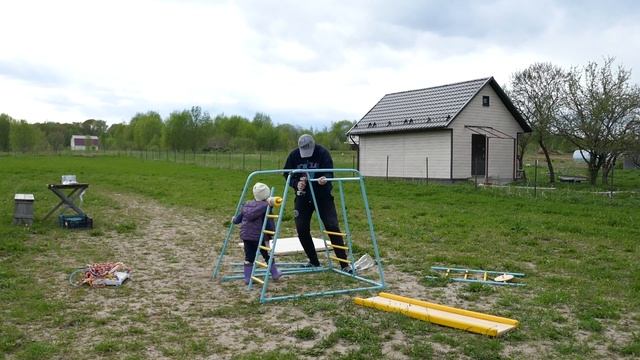 На даче,строим детскую мини-площадку./Весёлый малыш/Горка. Спортивный комплекс. смотреть онлайн