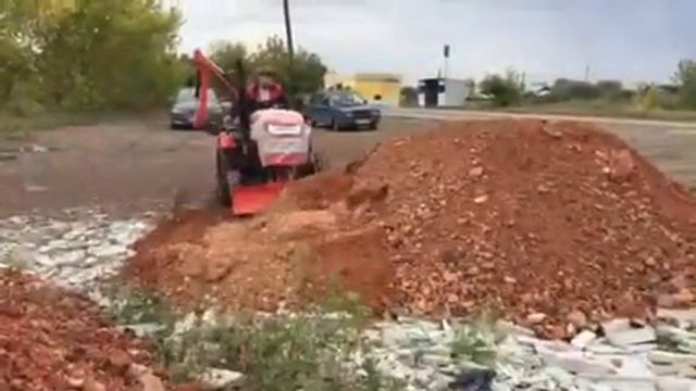 Экскаватор минитрактора Уралец смотреть онлайн