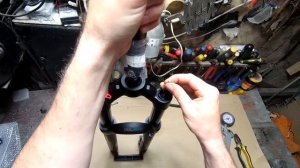 Как накачать воздушную вилку велосипеда без специального насоса высокого давления под свой вес!!!