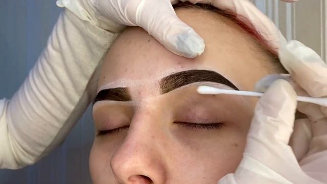 Ускоренный процесс проведения процедуры «Архитектура бровей» смотреть онлайн