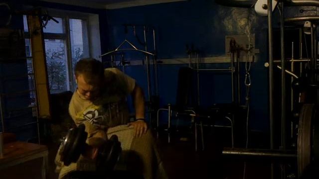 Ночные тренировки Бицепс Гантелью 45 кг смотреть онлайн