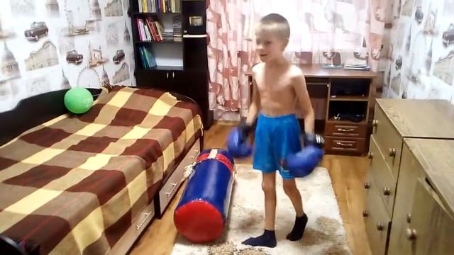 Бьём боксёрскую грушу смотреть онлайн