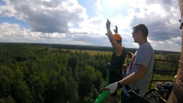 Дул сильный ветер, он стоял на краю смотреть онлайн