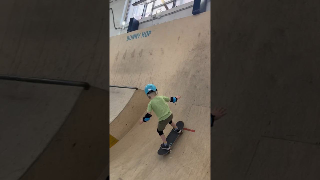 Тренировка по скейту для начинающих. Скейт парк BunnyHop Инструктор Антон Горностаев. смотреть онлайн
