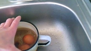Как сварить яйца чтобы они не лопнули?