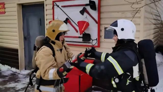 Девушки ГУ МЧС России по Мурманской области приняли вызов и поддержали челлендж #ХардФитнес МЧС.mp4 смотреть онлайн