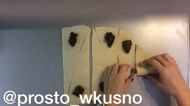 ***КРУАССАНЫ ИЗ СЛОЁНОГО ТЕСТА С ШОКОЛАДНОЙ ПАСТОЙ**** #рецепт #круассаны #вкусняшка смотреть онлайн