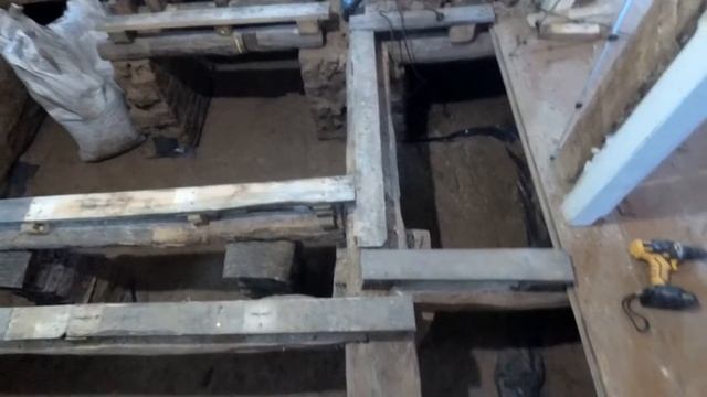#11 Купили старый деревянный дом 1904г. Много чего сделано +Гидроизоляция земляного пола по лагам смотреть онлайн