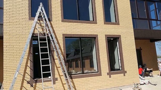 "Изуродовали" фасад дома черной резиновой краской // Дизайн фасада кирпичного дома смотреть онлайн