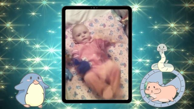 Малышка весело танцует и играет погремушкой. Веселый ребенок играет на видео. Резвая малышка. смотреть онлайн