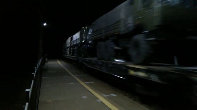 Электровоз ВЛ80С-2450 с ночным военным эшелоном смотреть онлайн