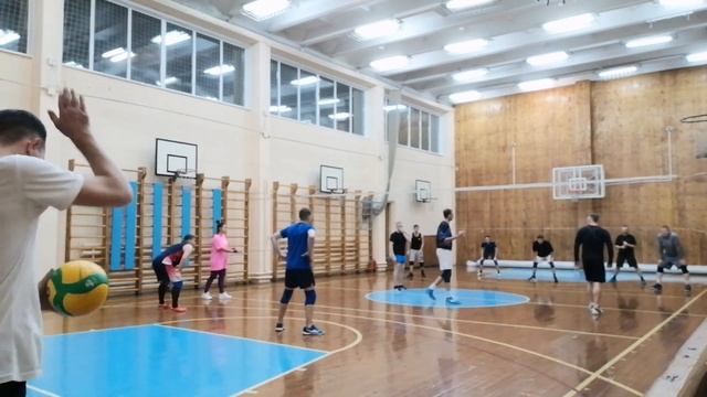 Тренировку по волейболу проводит Тиунов Сергей Юрьевич. Кемерово. смотреть онлайн