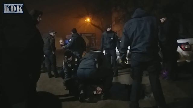 Прилетело в нос полицейскому, за что и задержали. смотреть онлайн