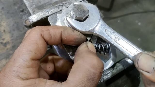 HEBAT !!! Tukang ini membuat alat yang keren dari gear motor bekas смотреть онлайн