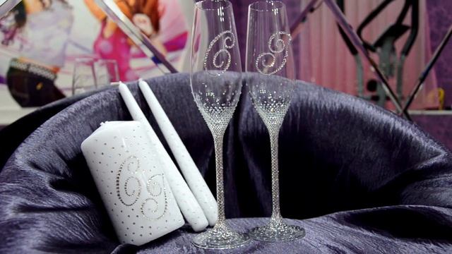 Свадебные бокалы и свечи в стразах с инициалами https://vk.com/club53829666 смотреть онлайн