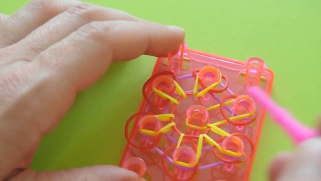 ❤Нежный цветок. Фигурки из резинок Happy Rainbow Loom. Как плести. Урок №110❤ смотреть онлайн