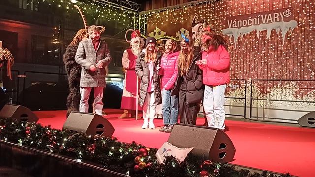 Девчонки перемазались г... и пришли к чертям за подарками! Европа сегодня. Чехия. Карловы Вары. смотреть онлайн