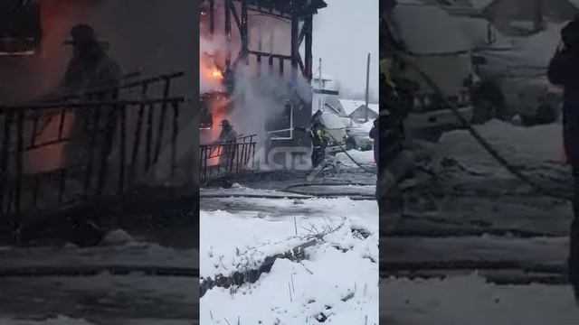 "Полыхает весь дом": появилось видео страшного пожара в Южно-Сахалинске - 2 смотреть онлайн