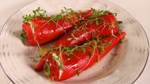 Перцы рамиро фаршированные козьим сыром и рикоттой. Обжаренные ломтики баранины с зирой