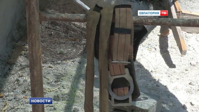 Демонтаж незаконной постройки в исторической части Евпатории смотреть онлайн