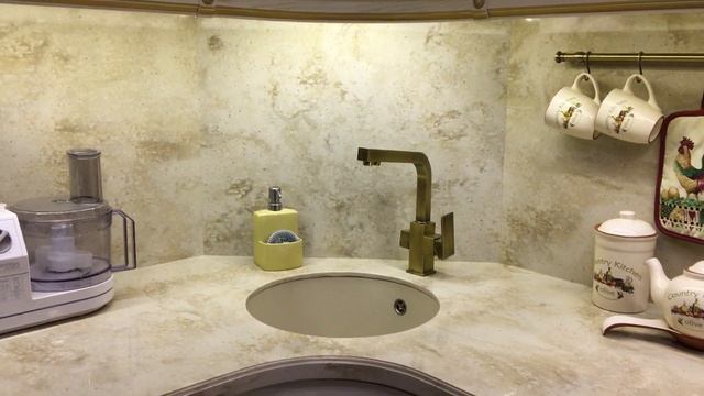 Кухня из ясеня столешница листовой камень смотреть онлайн