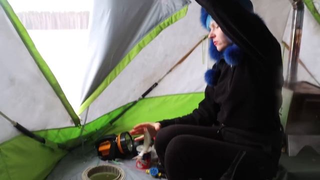 ЛЕСКА ТРЕЩИТ! РЫБА КЛЮЁТ! Рыбалка зимой 2024 в тихом месте людного озера #423 смотреть онлайн