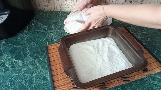 Очень вкусная и румяная курица с хрустящей корочкой, запеченная на соли в духовке. Простой рецепт! смотреть онлайн