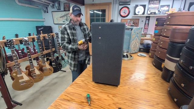 Fender Ultimate Chorus 2x12 Amp Gets New Speakers (Part 3) смотреть онлайн