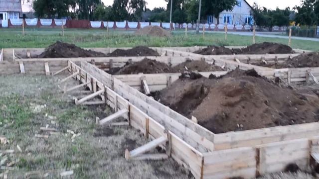 Монтаж деревянной опалубки ленточного фундамента