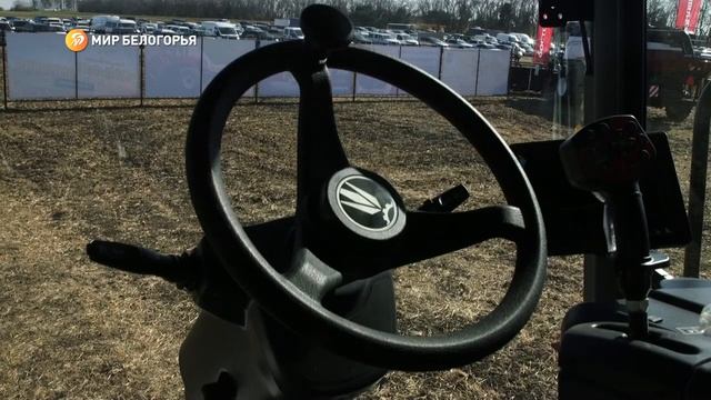 Будущие механизаторы и слесари-ремонтники познакомились с техникой на «Дне Поля» смотреть онлайн