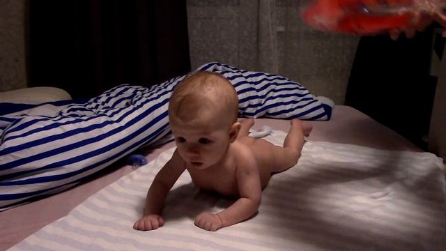 Как самостоятельно одеть круг для купания грудничку смотреть онлайн