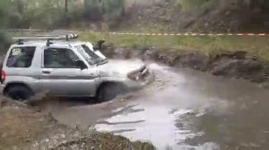 паджеро Ио бодается с Нивами