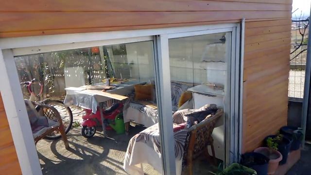 Опять вся в работе, мастерим навес, место для укрытия от солнца,  и от ветра, удобно выпить кофе.