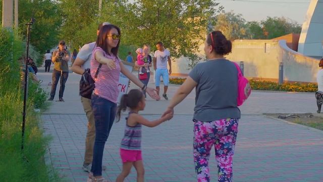 ПРАНК: ОБНИМАШКИ В АТЫРАУ / социальный эксперимент \ Hug Me Prank смотреть онлайн