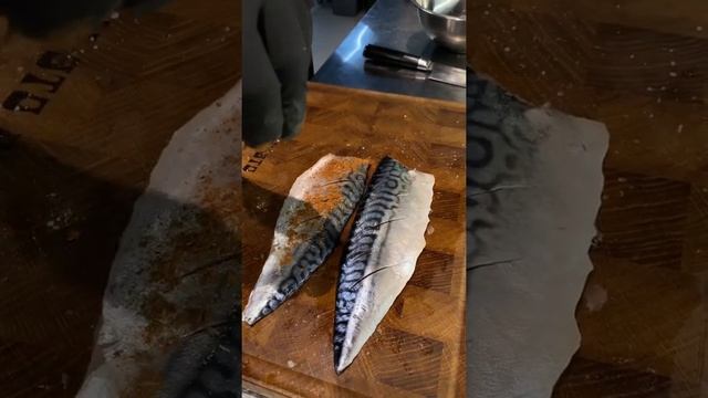 Скумбрия запечённая без масла на пергаменте в духовке. Простой рецепт филе скумбрии. смотреть онлайн