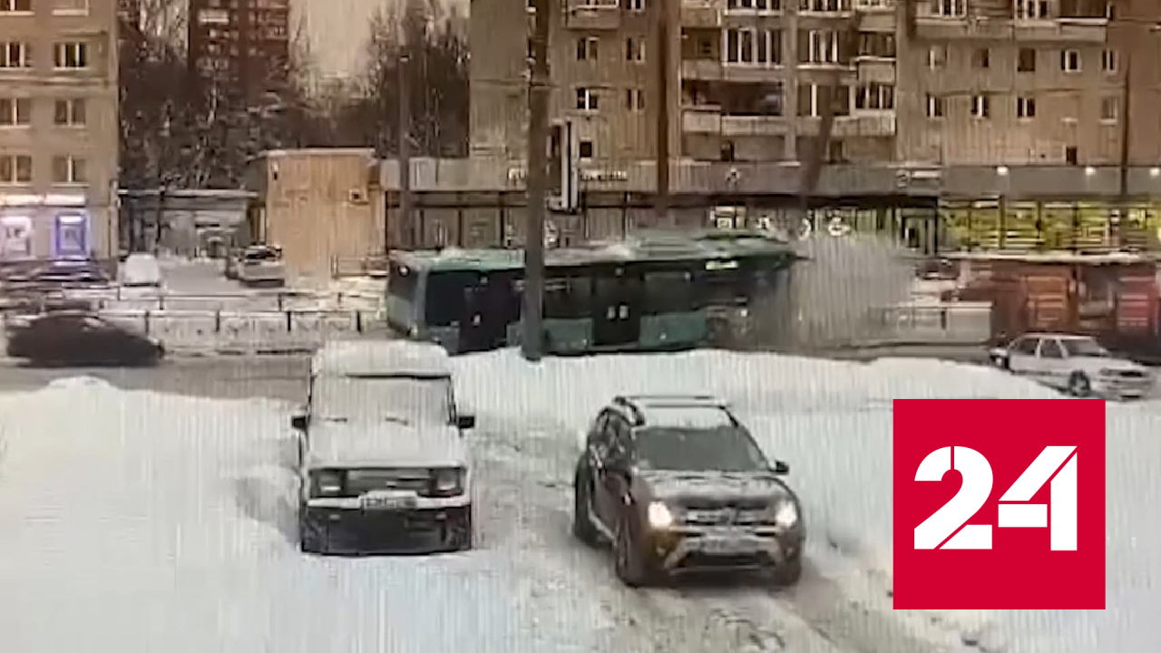 Момент удара маршрутного автобуса о столб в Петербурге сняла камера - Россия 24 смотреть онлайн