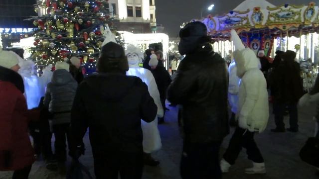 Новогодние гулянья в центре Москвы смотреть онлайн