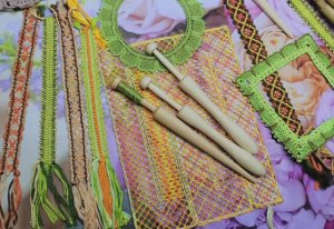 Немного о коклюшечном кружеве, что в работе и о пряже.