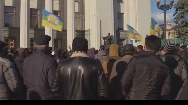 Киев. К Верховной Раде принесли гроб со свиньей 24.12.15 смотреть онлайн