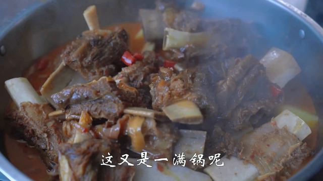 50斤牛排骨，二弟做“紅燒牛排骨”，軟爛脫骨，一整根抱著啃過癮｜Mukbang【鐵鍋視頻】 смотреть онлайн