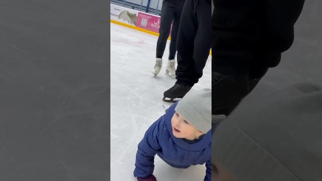 Арсений Плющенко,ему 2 года в коньках с папой Евгением Плющенко на тренировке ,март 2023 смотреть онлайн