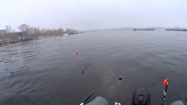 Один в лодке, в плохую погоду ловлю хариуса на Енисее часть 1 смотреть онлайн