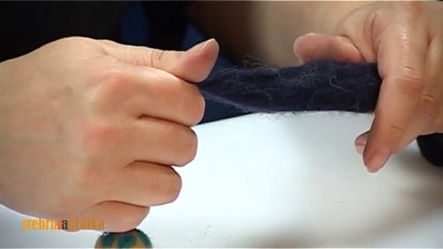 Tutorial: proste kolczyki (filcowanie na sucho) смотреть онлайн