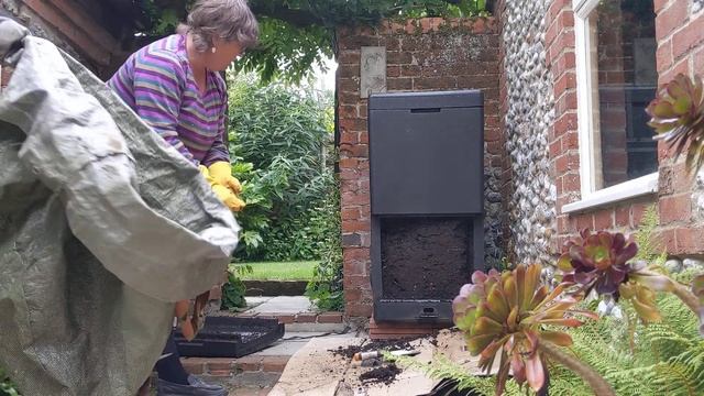 Cath Saunt emptying a HotBin for the first time смотреть онлайн
