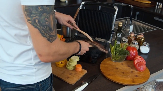 Обзор «Электрогриль Travola SP-32 контактный, цвет черный» смотреть онлайн