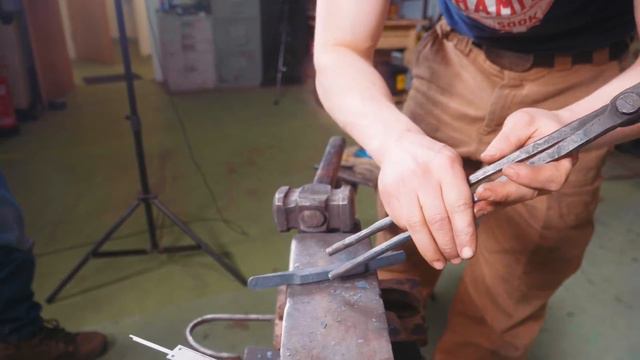 HOW TO MAKE A FLINT STEEL STRIKER!!! FT: TA-Outdoors смотреть онлайн