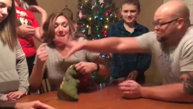 Friendly family game of oven mitts ! смотреть онлайн