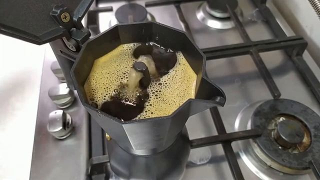 КАК СВАРИТЬ ВКУСНОЕ, АРОМАТНОЕ КОФЕ В ГЕЙЗЕРНОЙ КОФЕВАРКЕ! Рецепты из УДМУРТИИ смотреть онлайн