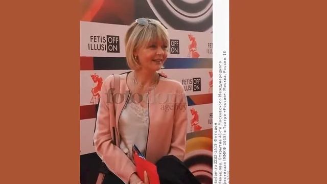 Юлия Меньшова в джинсахбойфрендах и атласной блузе очаровала фанатов смотреть онлайн